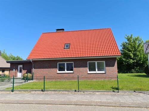 Seitenansicht - 7 Zimmer Mehrfamilienhaus, Wohnhaus in Zetel