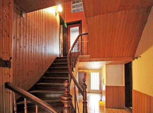 Treppe und Flur im Erdgeschoss - 