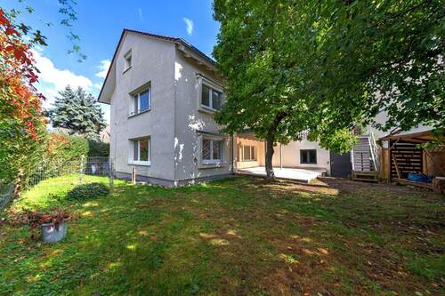 Garten - 8 Zimmer Mehrfamilienhaus, Wohnhaus in Sindelfingen