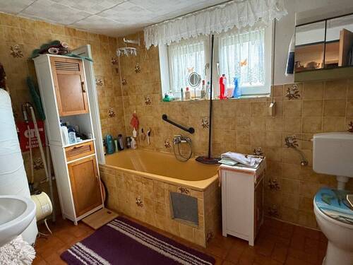 Tageslichtbad mit Wanne und WC im EG - 