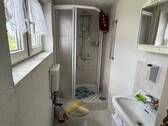 Bad mit Dusche im Obergeschoss - 