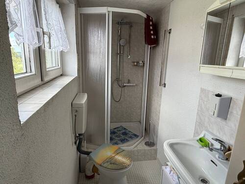 Bad mit Dusche im Obergeschoss - 