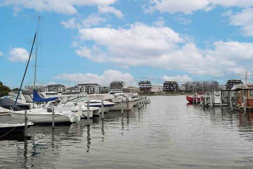 Yachtzentrum am Wasser - 