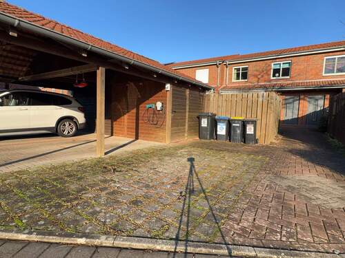 Haus-/Carportansicht - 