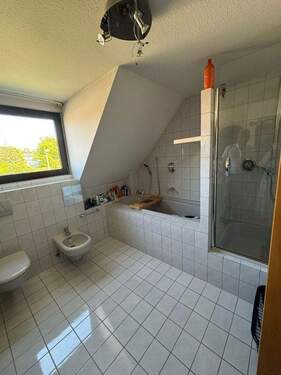 Badewanne und Dusche - 