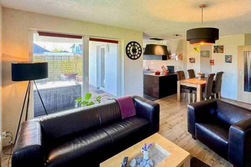 Wohnzimmer mit offenem Küchenbereich - 