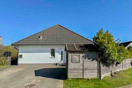 Hausansicht von der Straße - Smart wohnen auf 138 m²: Bungalow + Einliegerwohnung + 2 Terrassen