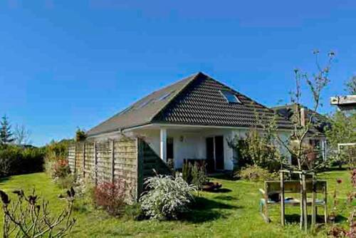Grundstück mit Blick auf die große Terrasse und Zugang zur kleinen Terrasse auf der linken Seite - 5 Zimmer Einfamilienhaus zum Kaufen in Sassnitz