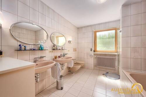 Tageslichtbad - 6 Zimmer Etagenwohnung in Bogen