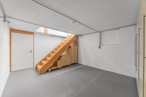 Kellerraum mit Treppe zum EG - 