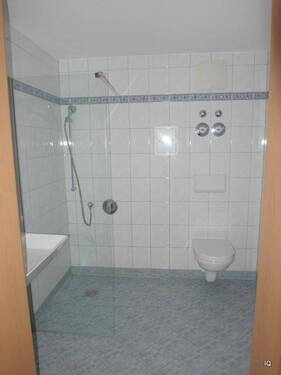 Bad mit ebenerdiger Dusche - 