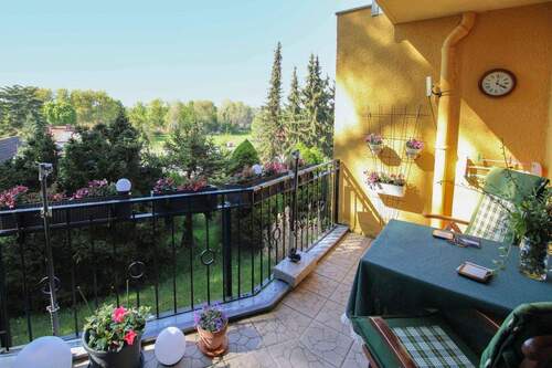 Balkon - Stilvolle Hochparterre-Wohnung mit tollem Ausblick in Berlin - Lübars