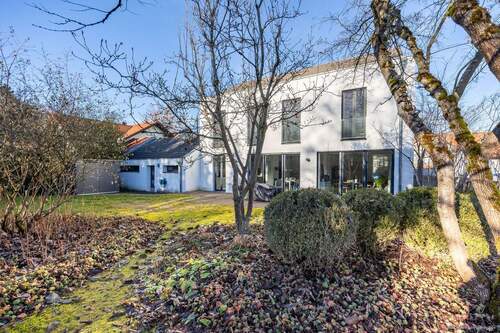 Garten: W/S/O-Ausrichtung - Hohenbrunn, fußläufig zur S-Bahn. Hochwertiges Architektenhaus - bis ins kleinste Detail durchdacht.