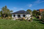 gemini-image-2_Use_image_2_as_the_real_base_property_and_preserve_the_exact_plot_neighboring_ho-0 - Bungalowprojekt nahe der Elbe - 437.238,00&nbsp;EUR Kaufpreis, ca.&nbsp; 124,60&nbsp;m&sup2;&nbsp;Wohnfl&auml;che