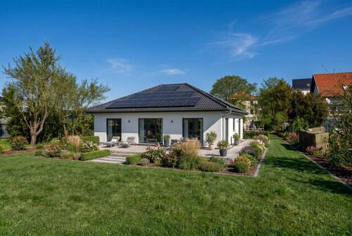 gemini-image-2_Use_image_2_as_the_real_base_property_and_preserve_the_exact_plot_neighboring_ho-0 - Bungalowprojekt nahe der Elbe - 437.238,00&nbsp;EUR Kaufpreis, ca.&nbsp; 124,60&nbsp;m&sup2;&nbsp;Wohnfl&auml;che