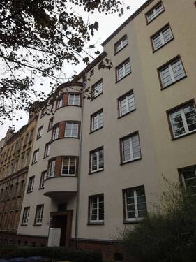 Hausansicht - Inkl. EBK ebenerdige Terrasse frei ab 1.12.25 komplett zum Innenhof