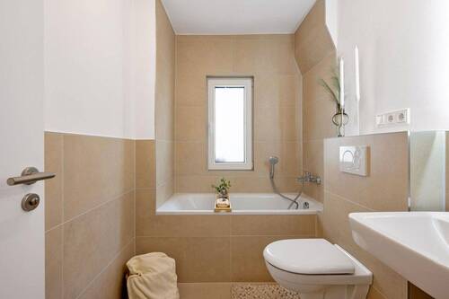 Bad mit Wanne - 5 Zimmer Einfamilienhaus in Wiesbaden