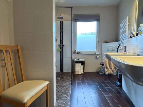Bad im EG mit Dusche - 
