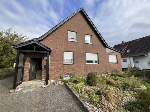 Straßenansicht - Einfamilienhaus mit Einliegerwohnung Doppelgarage und Nebengebäude in Bortfeld