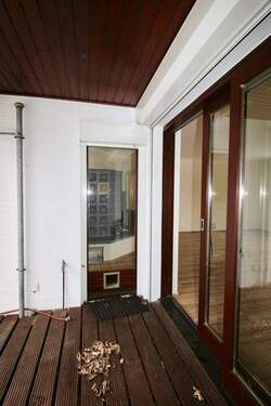 mit Rollläden und Katzenklappe :-) - 