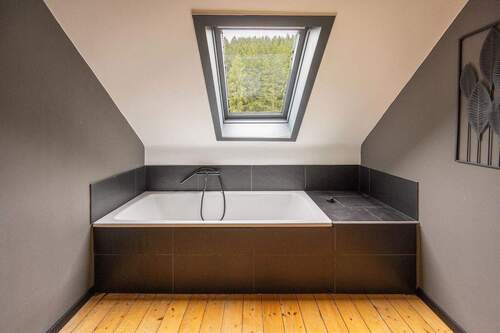 OG: Tageslichtbad mit Badewanne - 