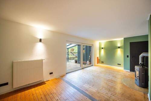 Wohn-/Esszimmer mit Zugang zur Terrasse, mit Kaminofen - 5 Zimmer Doppelhaushälfte in Herscheid