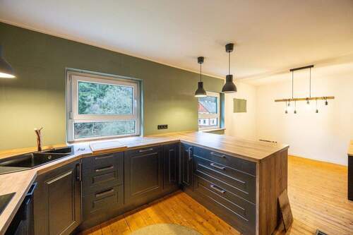 Küche mit moderner Einbauküche - 