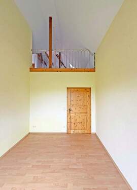 Zimmer mit Öffnung zum Dachgeschoss - 