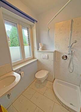 Gäste-WC mit Dusche - 