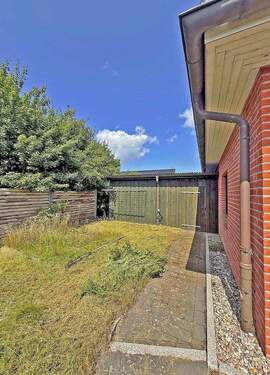 Hausseite mit Durchgang zum Carport - 4 Zimmer Einfamilienhaus in Högersdorf