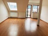 Wohnzimmer mit Balkonzugang - 