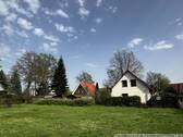 Ansicht mit Nachbarbebauung auf rechter Grundstücksseite - Grundstück in Fredersdorf-Vogelsdorf zum Kaufen