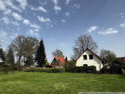 Ansicht mit Nachbarbebauung auf rechter Grundstücksseite - Grundstück in Fredersdorf-Vogelsdorf zum Kaufen