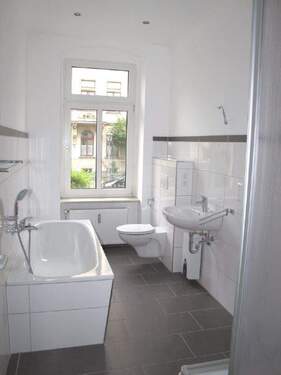 Bad mit Wanne und Dusche - 