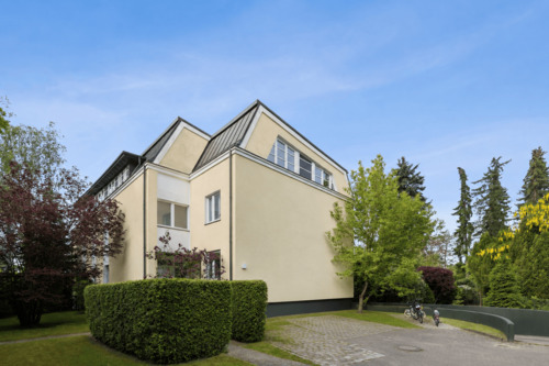 Objekt und Stellplatz - Vermietete 2-Zimmer-Wohnung mit optimalem Grundriss und sonnigem Balkon in Berlin-Zehlendorf