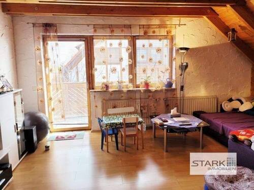 Wohnzimmer mit Balkon - Tolle Ortsrandlage, 2 Balkone, Kachelofen - ideal für ein Paar oder Paar mit einem Kind!