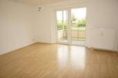 Wohnzimmer - Frei ab 1.2.26 sonniger Balkon am Wohnzi. + Bad mit Fenster