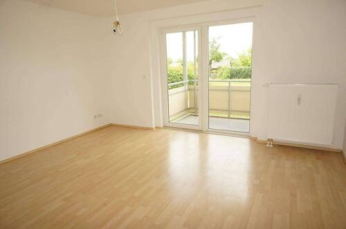 Wohnzimmer - Frei ab 1.2.26 sonniger Balkon am Wohnzi. + Bad mit Fenster