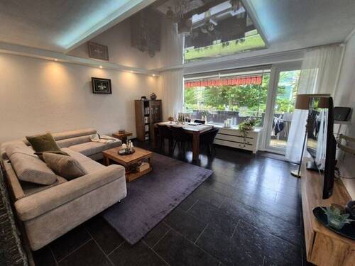 ein helles Wohnzimmer - 3 Zimmer Etagenwohnung in Bremen