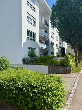 Hausansicht und Tiefgaragenabf - 