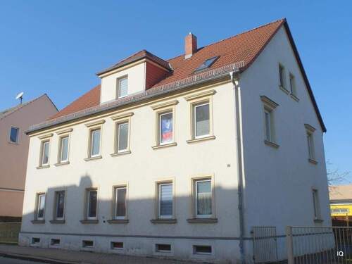 Ansicht Straßenseite - Kleine 2-Zimmer-Wohnung mit Laminatboden, separater Küche & Bad mit Dusche