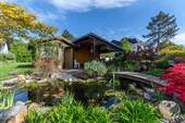 Garten mit Fischteich und Gartenhaus - 