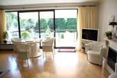 Wohnzimmer mit Glasfront zum Balkon - Etagenwohnung mit 82,00 m² in Hamburg zum Kaufen