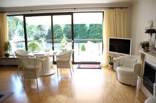 Wohnzimmer mit Glasfront zum Balkon - Etagenwohnung mit 82,00 m² in Hamburg zum Kaufen
