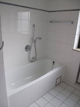 Bad mit Wanne und Dusche - 