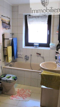Tageslichtbad OG mit Wanne und Dusche - 