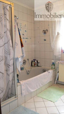 Tageslichtbad EG mit Wanne und Dusche - 