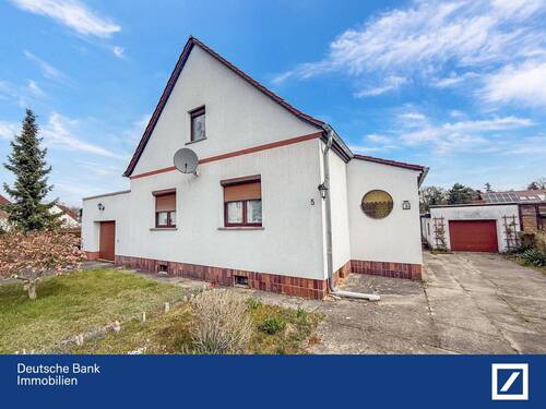 Straßenansicht - Charmantes Einfamilienhaus mit viel Platz