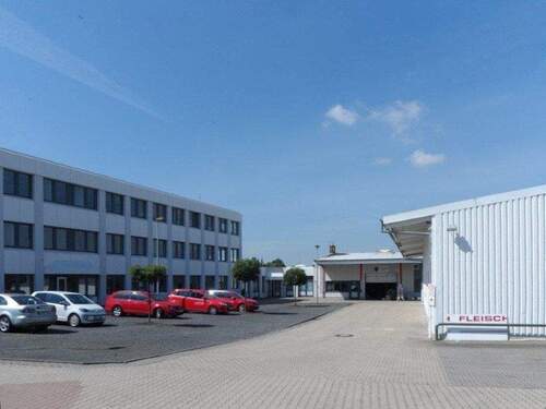 Hausrückseite, hinten in der Ecke Etageneingang - Büro in Fuldabrück