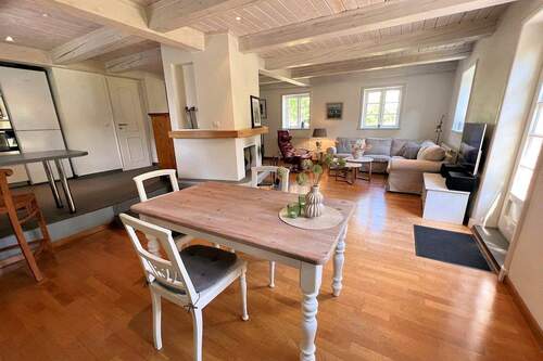 W1: Wohn- und Esszimmer mit Kamin + offener Küche - 